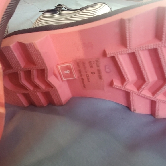 JOURNEE COLLECTION "Settle" Rain Boot in Stripped Black & Cream with Coral Sole - Picture 7 of 16